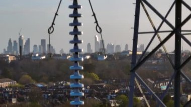 Elektrik güç pilonu ve Londra Skyline hava görüntüsü