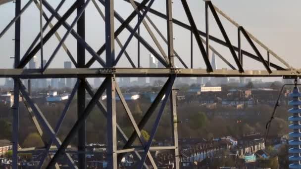 London Skyline Verkregen Door Een Electricity Pylon — Stockvideo