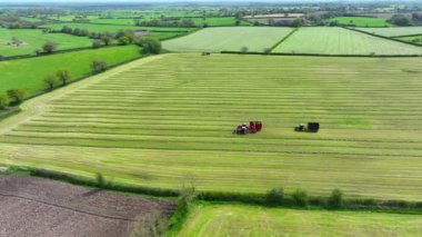 Silage Havacılık Görünümü için İzlenen Toplayıcı Çimeni Topluyor