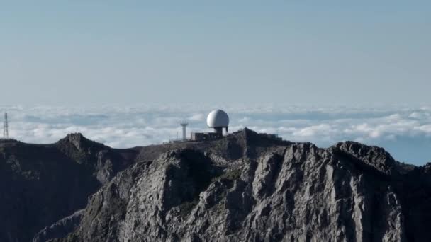 位于高山上空的军事雷达站 — 图库视频影像