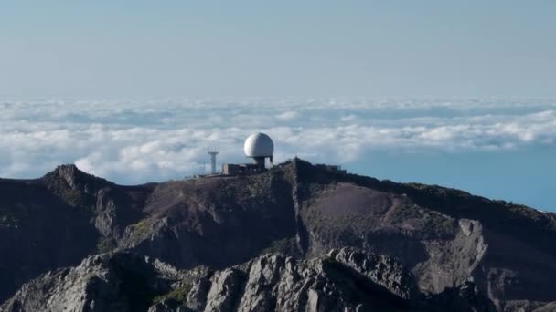 Wojskowa Stacja Radarowa Szczycie Góry Widok Powietrza — Wideo stockowe