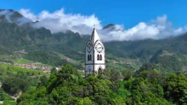 Sao Vicente Madeira 'daki Güzel Şapel ve Saat Kulesi