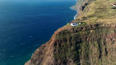 Madeira 'nın batı kıyısındaki deniz feneri Uzun bir deniz yamacında