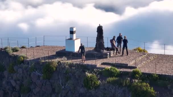 Madeira Daki Pico Ruivo Zirvesinde Tırmanışçılar — Stok video