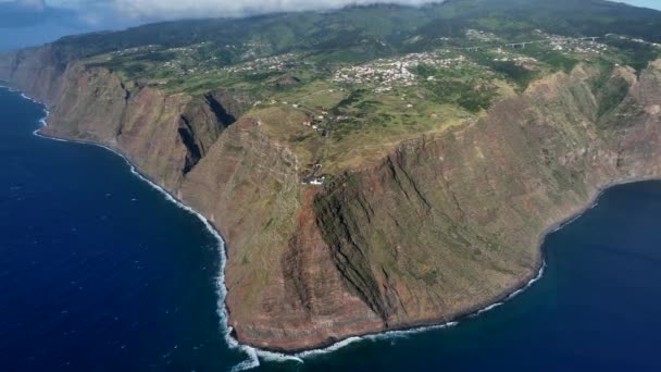 Madeira Nın Batı Kıyısındaki Deniz Feneri Denize Bakıyor — Stok video