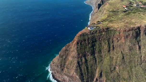 Madeira Nyugati Partjának Világítótornya Egy Magas Tengeri Sziklán — Stock videók