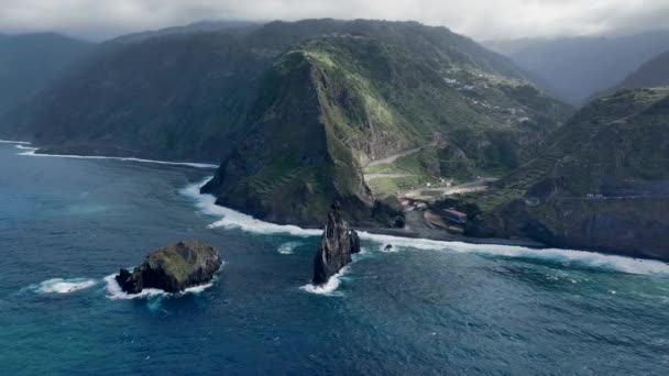 Stapel Rotsen Zee Langs Kust Van Madeira — Stockvideo