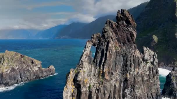 Скалы Море Вдоль Побережья Мадейры — стоковое видео