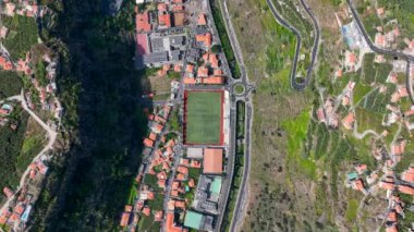 Madeira 'daki Uzun Dağlarla çevrili futbol sahası
