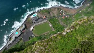 Madeira 'daki Uzun Dağlarla çevrili futbol sahası