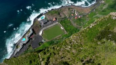 Madeira 'daki Uzun Dağlarla çevrili futbol sahası