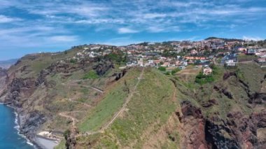 Madeira 'da bir tepenin üstünde İsa Heykeli