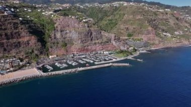 Madeira 'daki Calheta Belediyesi' nin güzel bir limanı ve limanı vardır.