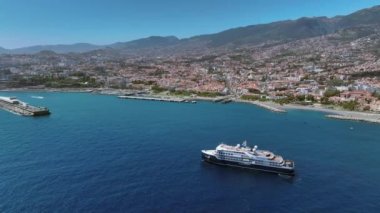 Gemi Yaz Havası Görünümü 'nde Funchal Limanına giriyor.