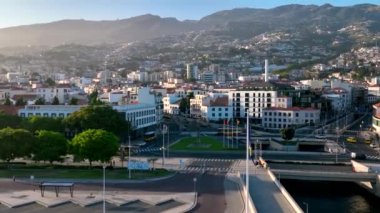 Funchal Günbatımında Madeira Havacılık Manzarası 'nın En Büyük Şehri