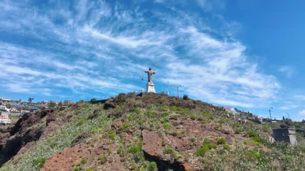 Άγαλμα Του Ιησού Χριστού Στη Μαδέρα Στην Ακτή — Αρχείο Βίντεο
