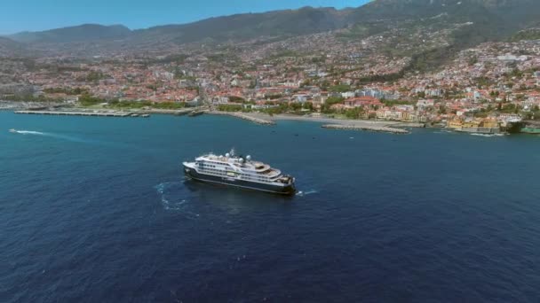 Plavební Loď Připlouvá Funchalského Přístavu Madeira Aerial View — Stock video