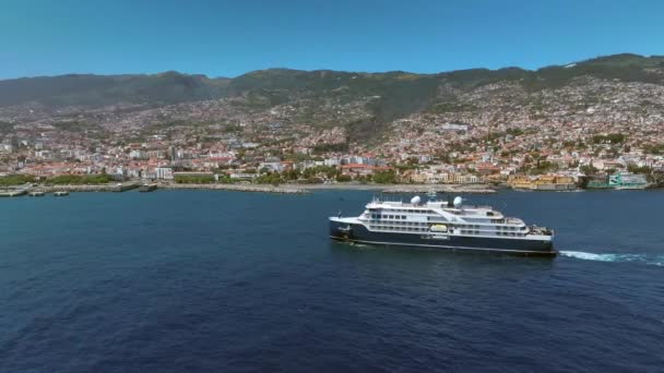 Cruiseschip Dat Haven Van Funchal Binnenvaart Het Zomerluchtzicht — Stockvideo