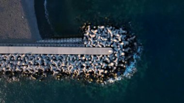 Tetrapod Beton Kırık Suyu Kıyıyı Erozyondan Koruyor