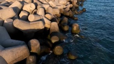 Tetrapod Beton Kırık Suyu Kıyıyı Erozyondan Koruyor