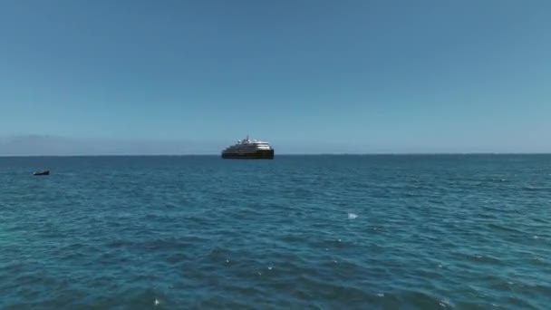 Ένα Μεσαίου Μεγέθους Κρουαζιερόπλοιο Στο Sea Aerial View — Αρχείο Βίντεο