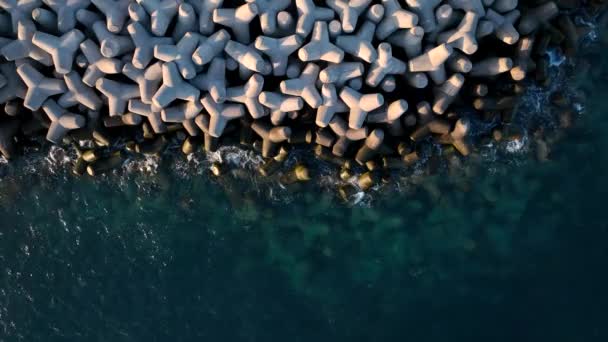 Tetrapod Beton Kırık Suyu Kıyıyı Erozyondan Koruyor — Stok video