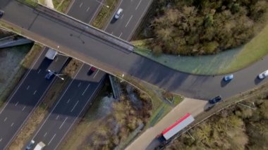 Birleşik Krallık Otoyol Kesişme Havadan Görünümü 'nde Araçlar Sürüyor