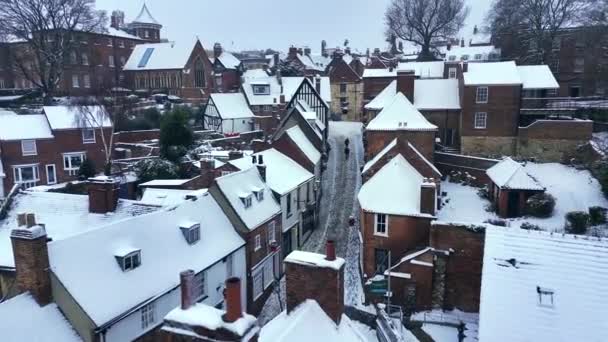 Snowy English Winter Luchtfoto Uitzicht Lincoln Steile Heuvel — Stockvideo