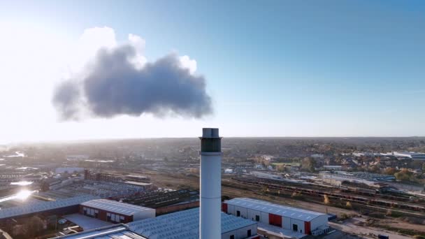 Industriell Skorsten Med Stora Mängder Rök Som Kommer Atmosfären — Stockvideo