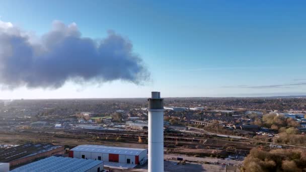 Industriële Schoorsteen Met Grote Hoeveelheden Rook Die Atmosfeer Binnenkomen — Stockvideo