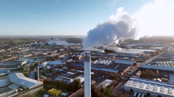 大気圏に入る煙の大きい量が付いている産業チムニー — ストック動画