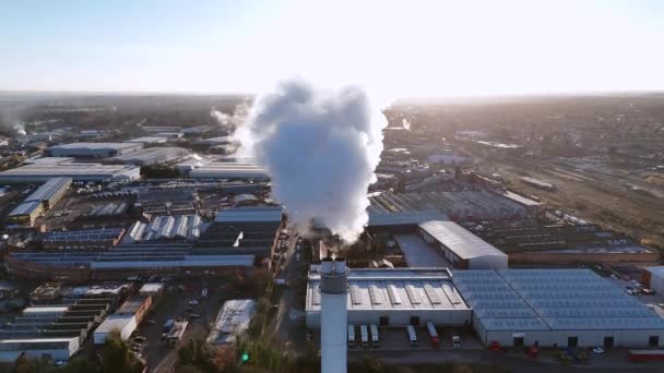 Industriell Skorsten Med Stora Mängder Rök Som Kommer Atmosfären — Stockvideo
