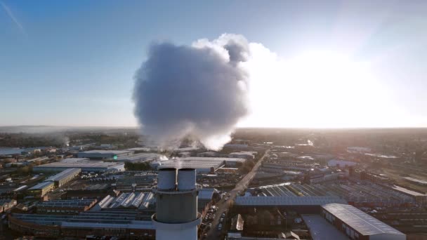 Mieszki Dymne Komina Przemysłowego Przyczyniającego Się Zmian Klimatycznych — Wideo stockowe