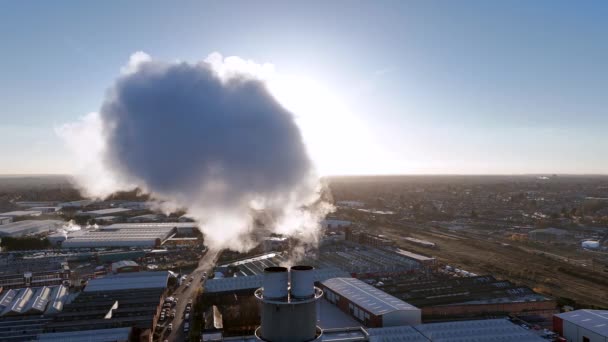 Průmyslový Komín Velkým Množstvím Kouře Vstupujícího Atmosféry — Stock video