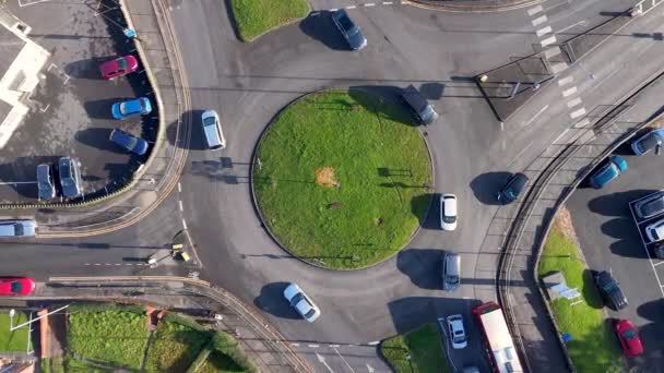 Overhead View Vehicles Navigating Roundabout Birmingham Verenigd Koninkrijk — Stockvideo