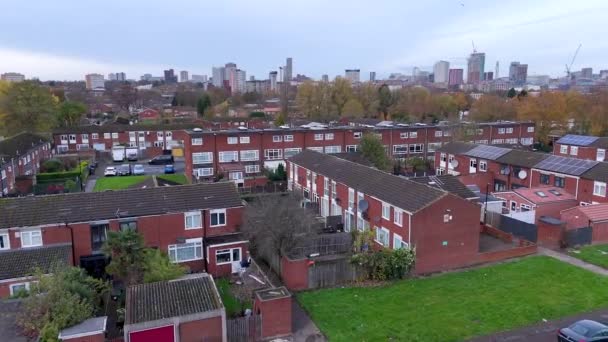 Birmingham Suburban Vista Med Moderna Lägenheter Och Urban City Bakgrund — Stockvideo