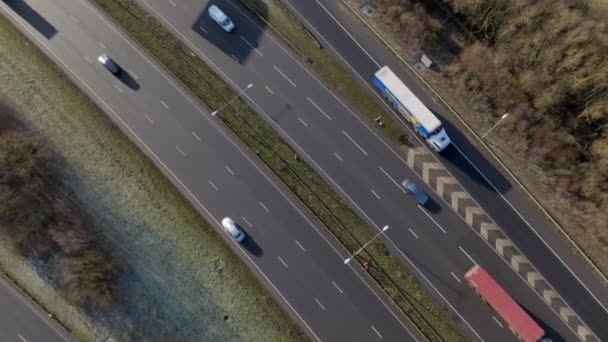 Samochody Ciężarowe Samochody Pojazdy Jazda Brytyjskiej Autostradzie Widokiem Lotu Ptaka — Wideo stockowe