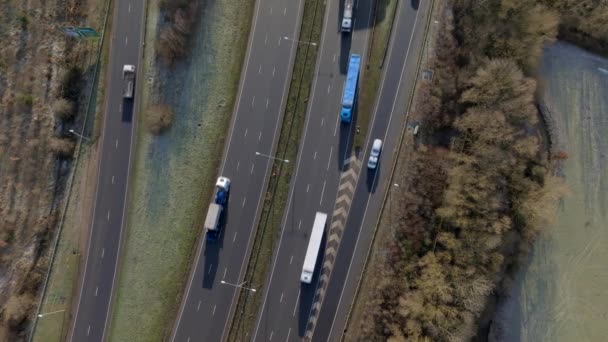 Autosnelweg Luchtfoto Toont Vrachtwagens Vans Auto Voertuigen — Stockvideo