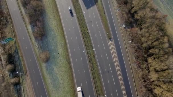 การข บรถในสหราชอาณาจ มมองทางอากาศ แสดงรถบรรท รถต รถยนต และยานพาหนะ — วีดีโอสต็อก