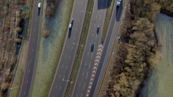 Birleşik Krallık Otoyol Havacılık Görünümünde Kamyon Araç Araçlar Sürüyor — Stok video