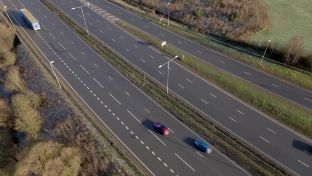 Lkws Autos Und Fahrzeuge Auf Einer Britischen Autobahn Luftaufnahme — Stockvideo