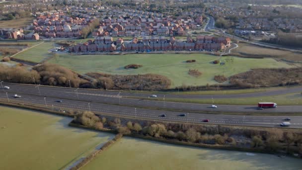 Lkws Autos Und Fahrzeuge Auf Einer Britischen Autobahn Luftaufnahme — Stockvideo