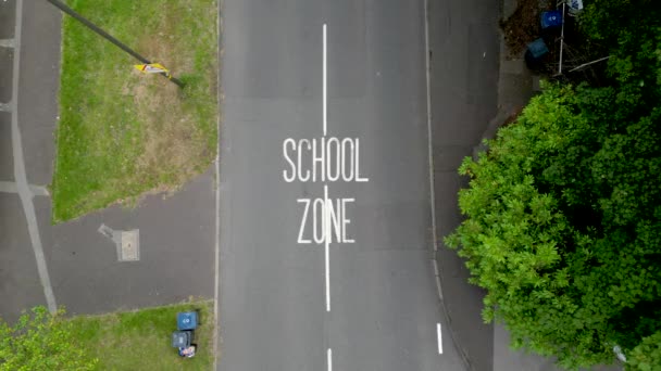 学校安全道路标记及驾驶车辆 — 图库视频影像