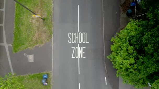 Okul Güvenliği Yolu Şaretleri Araçlar Sürüyor — Stok video