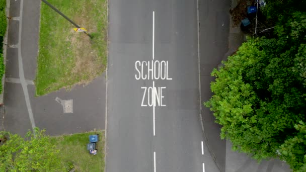 学校安全道路标记及驾驶车辆 — 图库视频影像