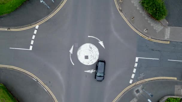 Άποψη Των Ματιών Του Πουλιού Ενός Mini Roundabout Road System — Αρχείο Βίντεο