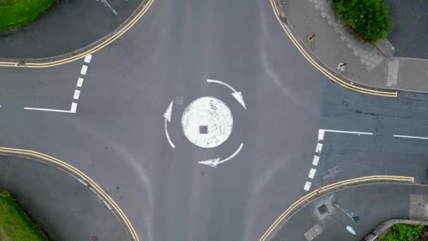 Fugleperspektiv Mini Roundabout Road System – stockvideo