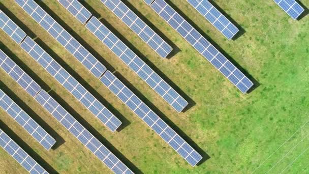 从鸟瞰看太阳能农场 — 图库视频影像