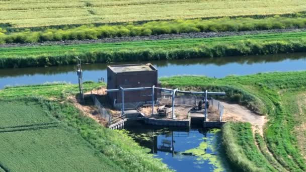 農場のダイクの水と灌漑ポンピングステーション — ストック動画