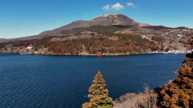 Japonya 'da Ashi Gölü kıyısındaki Torii Kapısı